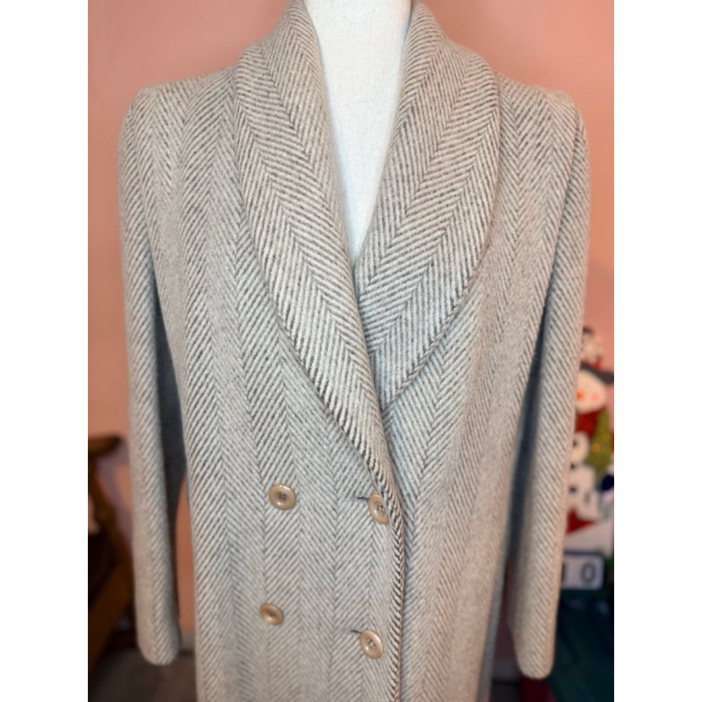 Pavillion petite 100% pure wool coat light herringbone pattern. Red Union Label